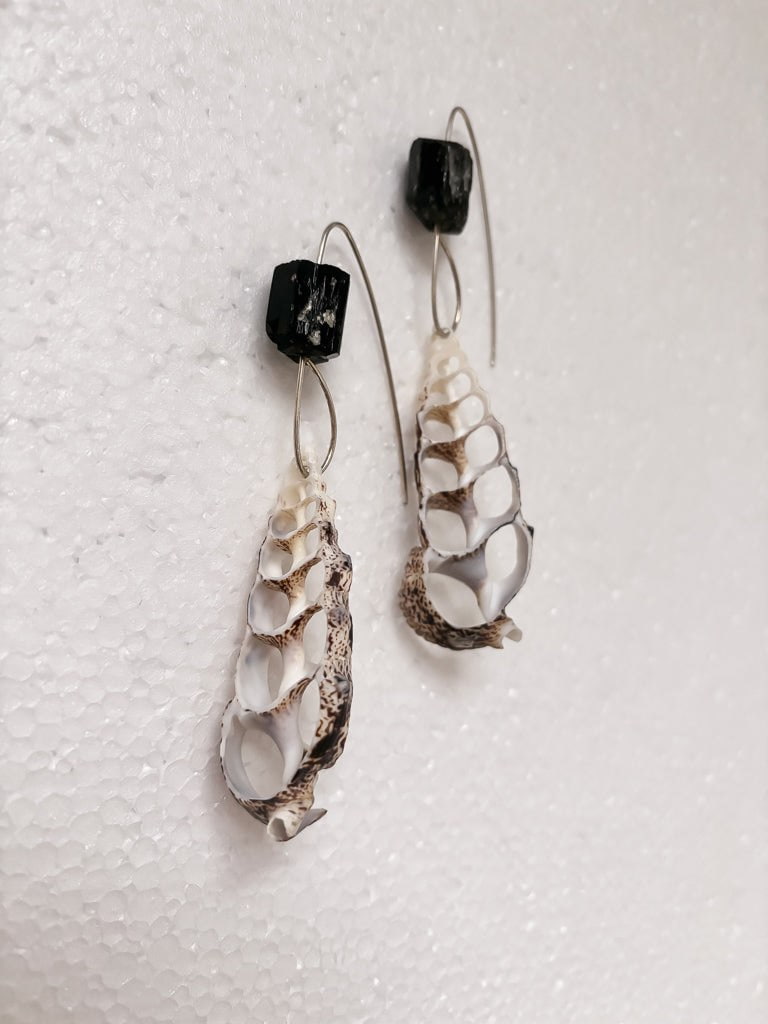 Dulce Alba Lindeza Impresionante Earrings #2 - Shell with Obsidian Haute Couture .950 Silver Reticulation